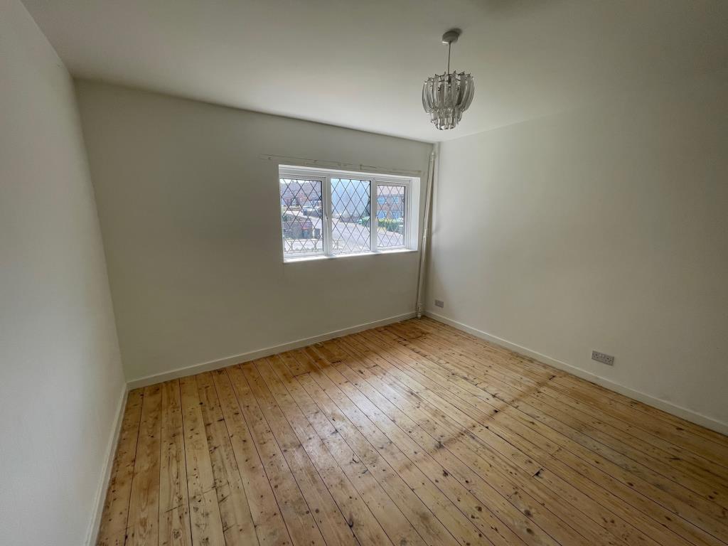 Lot: 133 - FREEHOLD END-TERRACE HOUSE FOR REFURBISHMENT - Example of 1 of the 3 bedrooms